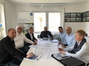 Geballtes Know-how beim Hausbau Das Team von Geiger Massivbau berät sich gemeinsam am Konferenztisch