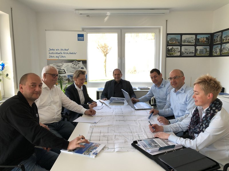 Geballtes Know-how beim Hausbau Das Team von Geiger Massivbau berät sich gemeinsam am Konferenztisch
