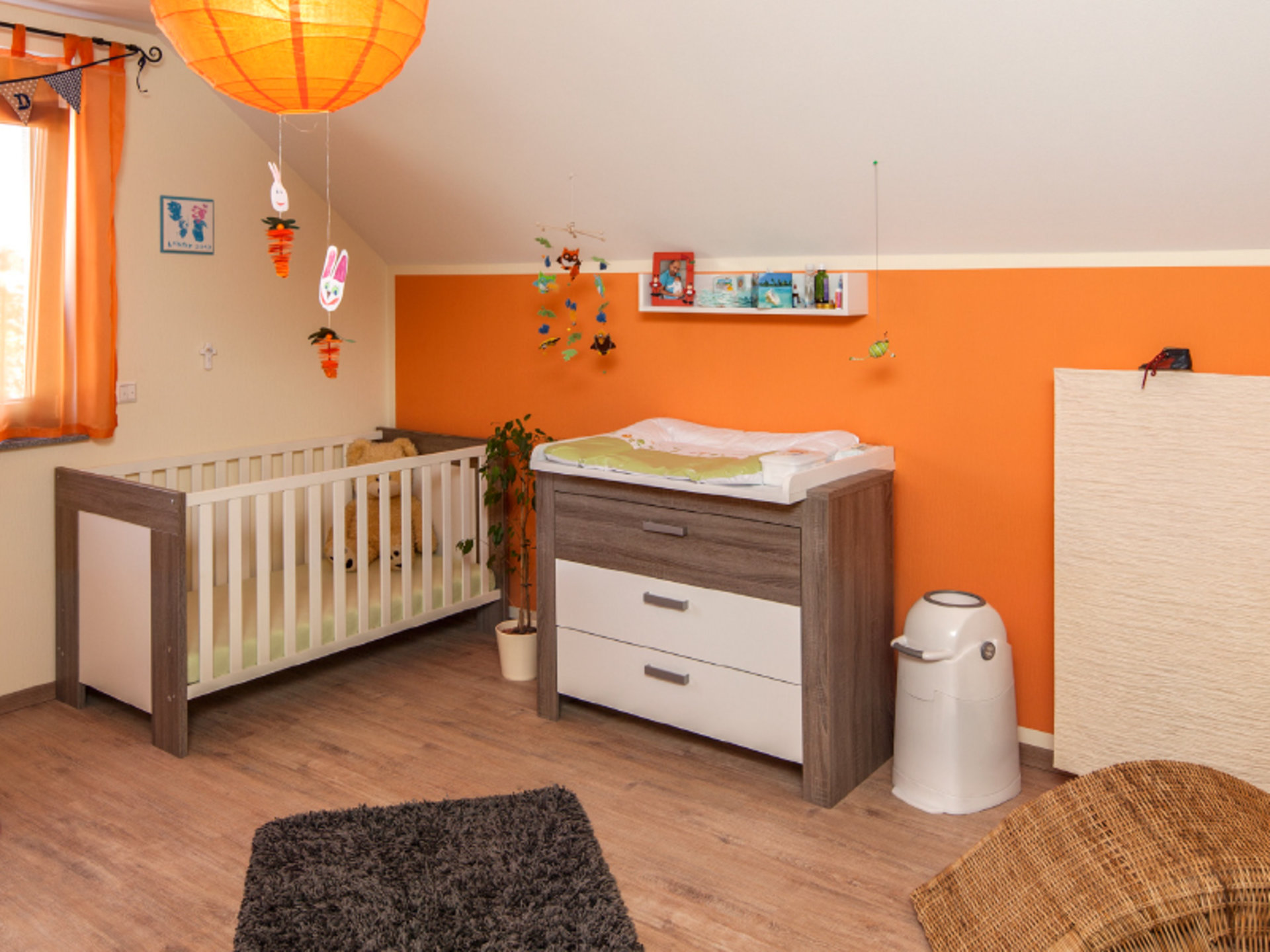 Das Kinderzimmer in Haus Maiwald ist geprägt von fröhlichen und warmen Farben (Foto: © BAUMEISTER-HAUS)